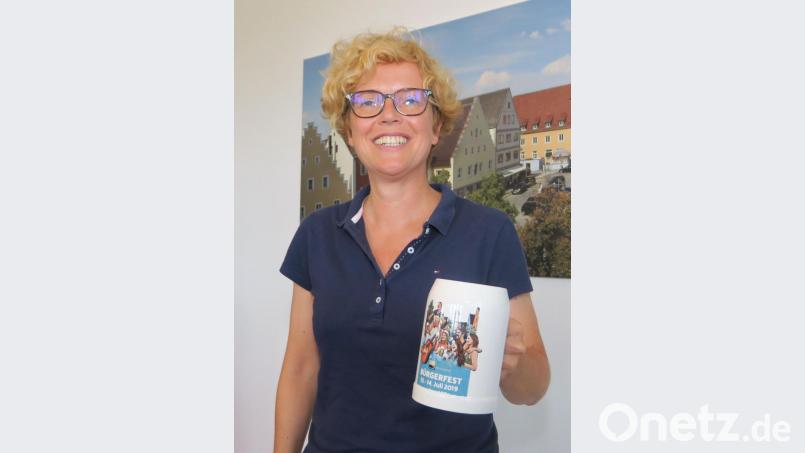 &quot;Mrs Bürgerfest&quot; Susanne Lehnfeld ließ 50 Bürgerfest-Krüge anfertigen als Geschenk für die Ehrengäste. Bild: Hirsch