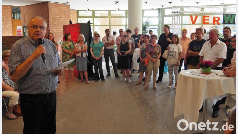 Als Bürgermeister und Bezirkstagsvizepräsident begrüßt Lothar Höher die Besucher der Ausstellungseröffnung. Bild: Bühner