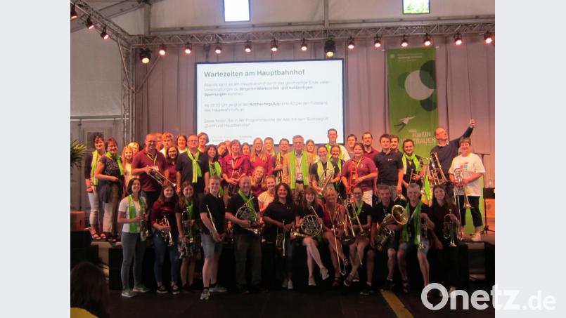 Der Posaunenchor Floß spielt beim Evangelischen Kirchentag in Dortmund. Ein Gruppenbild mit Thomas de Maizière (Mitte) durfte nicht fehlen. Bild: exb