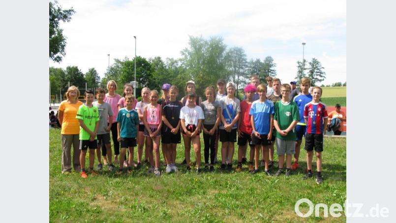 Birgit Emerig und Rektorin Christine Wiesend (hinten, von links) gratulierten den besten Sportlern der Mittelschule Kemnath (Klassen 5 bis 8). Bild: jzk