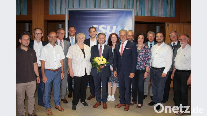 Das neugewählte Vorstandsteam des CSU-Kreisverbandes Tirschenreuth mit dem wiedergewählten CSU-Kreisvorsitzenden Tobais Reiß (mit Blumen). Bild: kro