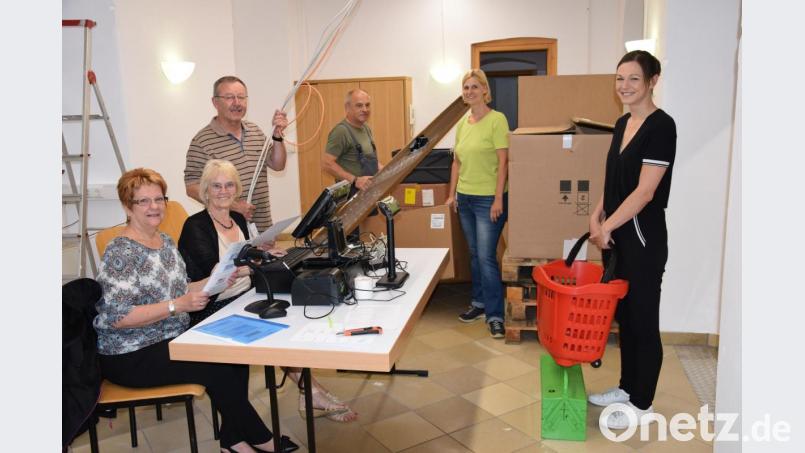 Großes Aufräumen, bevor die Regale gefüllt werden können (von links): Monika Sander, Anita Donhauser, Wilfried Gietl, Richard Sander, Marion Irlbacher und Simone Mitschke freuen sich auf die Eröffnung des Hohenburger Marktladens. Bild: bö