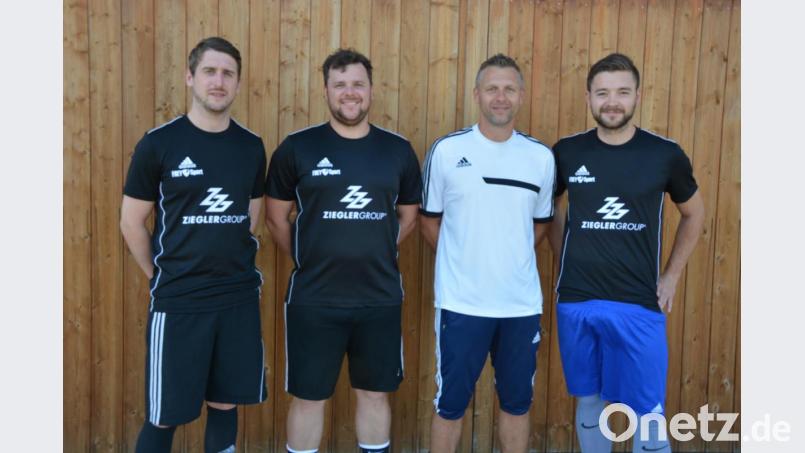Neue Trainer beim TSV Konnersreuth: Vorsitzender Maximilian Siller (rechts) installierte Christopher Rüth (von links) und Thomas Bernreuther für die &quot;Zweite&quot; sowie Sascha Haberkorn für die Kreisliga-Vertretung. Bild: jr