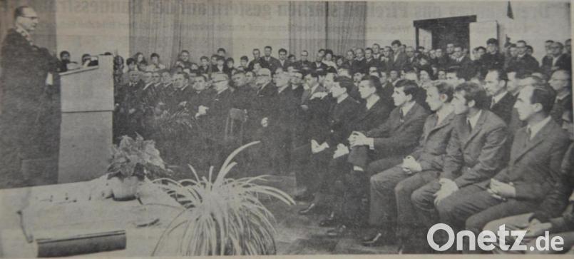 Beim Empfang der SpVgg-Fußballer im Rathaus konnte der Saal kaum die Besucher fassen. Der damalige Bürgermeister Otto Ries (links) war &quot;stolz auf die Fußballer der Kreisstadt&quot;. Bild: dob