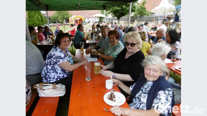 Beim Pfarrfest genießen die Besucher den Plausch mit den Nachbarn, Getränke und das Essen. Bild: rgl