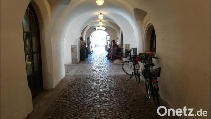 Nur ein Durchgang? Von wegen. Durchgängig Kühle bietet der Weg unterhalb des Alten Rathauses,. also inmitten der Innenstadt. Bild: Wolfgang Steinbacher