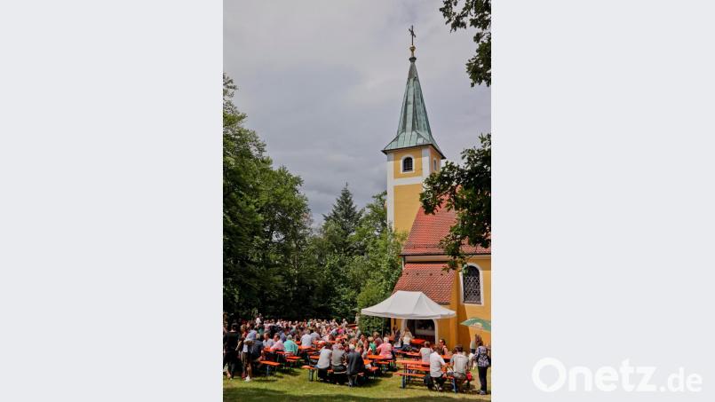 Blick auf das idyllische Festtreiben. Bild: gio