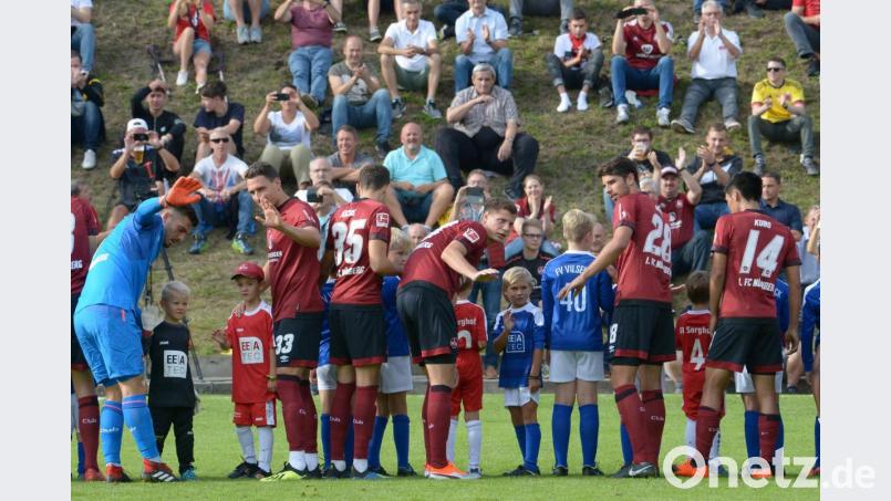 So wie in Seugast im vergangenen September soll es wieder sein. Viele Fans durften damals die Club-Spieler (Patrick Erras in der Mitte) begrüßen. Auch die Ammerthaler hoffen am Mittwochabend auf zahlreichen Besuch. Bild: ref