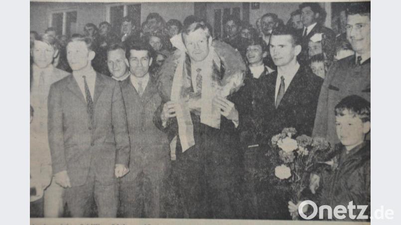 Spielführer Rudolf Scholz erhielt den goldenen Lorbeerkranz am Rotkreuzhaus beim Empfang der Fußballer nach ihrem letzten Spiel in Saal. Ein fulminanter Einzug ins Rathaus folgte. Bild: dob