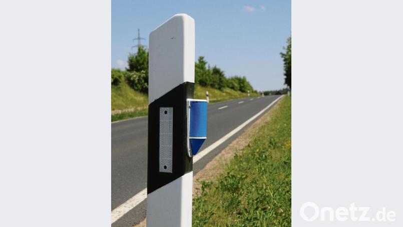 Die Reflektoren helfen, Wildunfälle zu vermeiden. Aber sie wirken nur bei Dunkelheit. Da hilft nur, den Straßenrand beim Fahren ständig im Auge zu behalten. Bild: ge