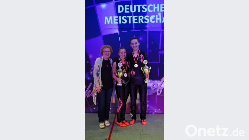Bürgermeisterin und Schirmherrin Brigitte Netta gratuliert dem erfolgreichen Quick-Feet-Paar Antonia Schmid und Julian Minks. Bild: exb