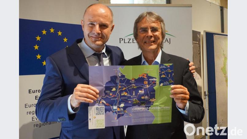 Partner und persönliche Freunde. Regierungspräsident Axel Bartelt (rechts) und der oberste Repräsentant der Region Pilsen, Hejtman Josef Berard, mit einer tausendfach in beiden Regionen verteilten Karte mit den Kulturhighlights auf beiden Seiten. Bild: eib
