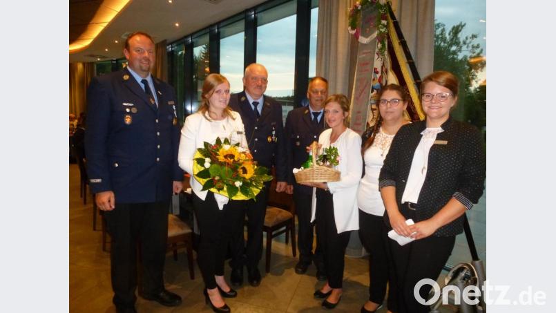„Du bist diejenige, für die ein einfaches Danke nicht reicht“ sagte Stephanie Englert, als sie mit Franziska Krauß und Magdalena Herrmann (von rechts) an Sabine Buchmann (links) einen Gutschein und Blumen überreichte. Mit im Bild Festsprecher Matthias Wolfram, Vorsitzender Rajmund Buchmann und Kommandant Hans Rodler (von links). Bild: bk