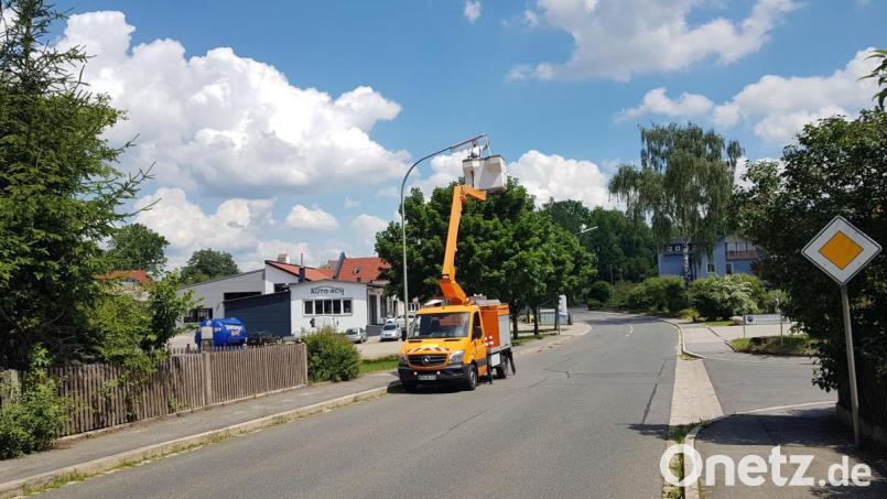 Die Bayernwerk Netz GmbH Weiden hat mit der Umstellung der Straßenbeleuchtung in der Marktgemeinde Moosbach begonnen. 600 Brennstellen werden dabei auf LED umgestellt. Bild: gi