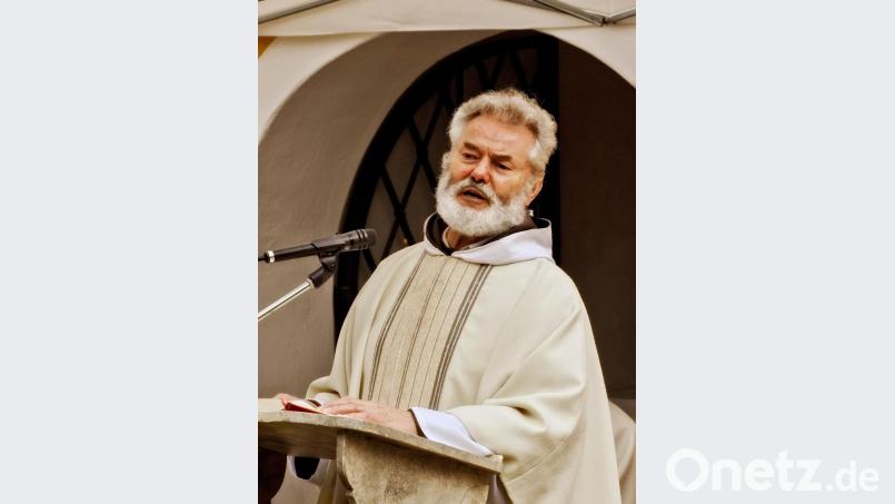 Pater Robert Schmidbauer bei seiner ambitionierten Festpredigt. Bild: gio