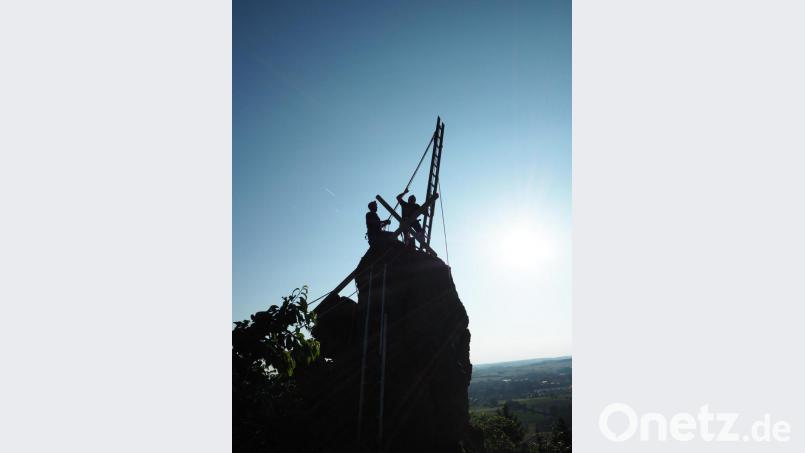 Auf der Basaltkuppe Anzenberg wurde auf der spitzigen Felsengruppe Anzenstein ein neues Gipfelkreuz errichtet. Die Männer der Feuerwehr Kötzersdorf verwendeten dazu Leitern, einen Flaschenzug und waren mit Absturzsicherung ausgerüstet. Bild: mde