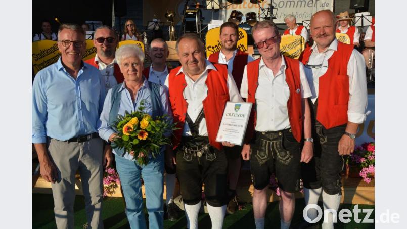 Eine Ära bei der Stadtkapelle Tirschenreuth ging zu Ende, Manfred Minnich hörte nach 35 Jahren als Vorsitzender auf. Sein Nachfolger ist Stefan Reber. Unser Bild zeigt (von links) Bürgermeister Franz Stahl, 2. Vorsitzenden Tobias Bartsch, Johanna Minnich, Kapellmeister Martin Bartsch, Manfred Minnich, Tobias Schwägerl, den neuen Vorsitzenden Stefan Reber und Karl Schwägerl. Bild: jr