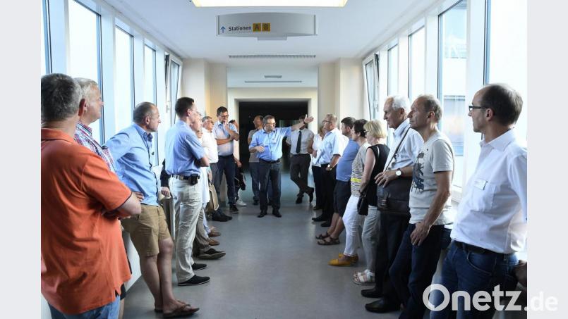 Manfred Wendl (Mitte), der Vorstand des Klinikums St. Marien, zeigt der CSU-Fraktion, wie die Baumaßnahmen vonstatten gehen sollen. Bild: Petra Hartl