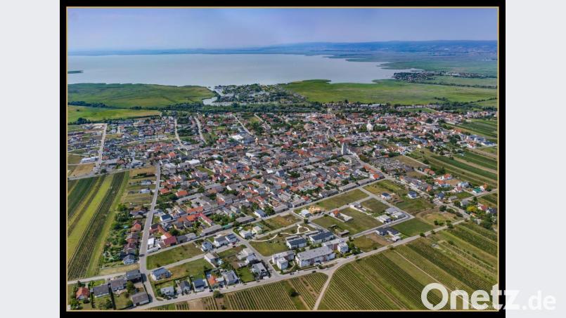 Weiden am See. In den 50 Jahren der Patenschaft mit Weiden konnte die burgenländische Gemeinde am Neusiedler See die Zahl der Einwohner von rund 1700 auf inzwischen 3500 verdoppeln. Im Bild (oben Mitte) der Seepark, der mit dem Restaurant „Das Fritz“ ein neues Highlight erhielt. Bild: exb, Gemeinde Weiden am See