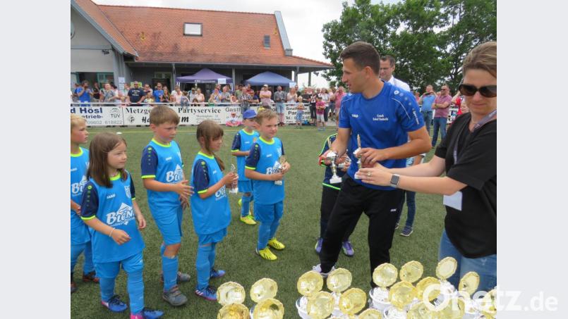 Trainer Tashefci Sokol überreichte die Pokale. Bild: adj