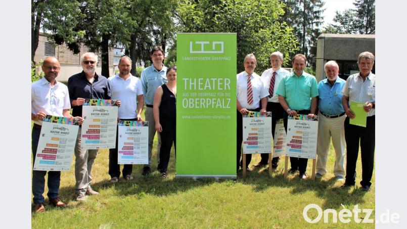 Auch wenn jetzt noch geschwitzt wird, so kommt doch auch wieder die Zeit für Theater in der Halle: Am Mittwoch wurde in Vohenstrauß das Programm für den ersten "Kulturherbst" vorgestellt, der am 2. Oktober beginnt. Bild: stg