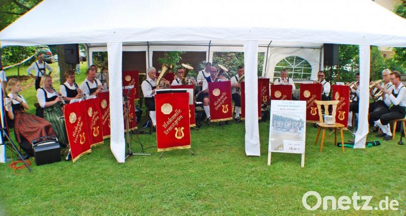 Die Blaskapelle Ernestgrün unter der musikalischen Leitung von Klaus Rustler unterhielt die zahlreichen Gäste beim Gartenfest des Musikvereins Bild: exb