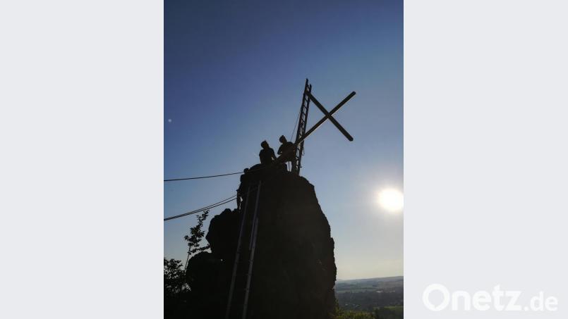Auf der Basaltkuppe Anzenberg wurde auf der spitzigen Felsengruppe Anzenstein ein neues Gipfelkreuz errichtet. Die Männer der Feuerwehr Kötzersdorf erwendeten dazu Leitern, einen Flaschenzug und waren mit Absturzsicherung ausgerüstet. Bild: mde