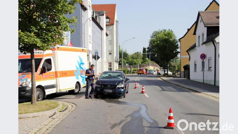 Nach dem Auffahrunfall ist der Opel Astra einer Grafenwöhrerin beschädigt. Bild: jma