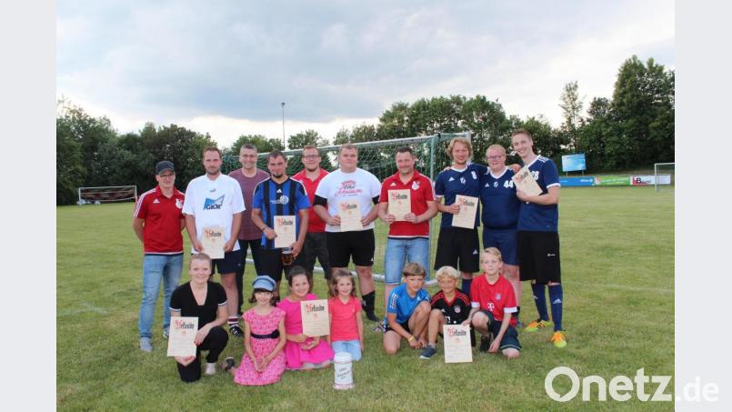 Die Vertreter der teilnehmenden Mannschaften bei der Siegerehrung mit drittem Bürgermeister Franz Schöner (Dritter von links) und Moderator Stefan Riedl (Fünfter von links). Bild: Susanne Forster