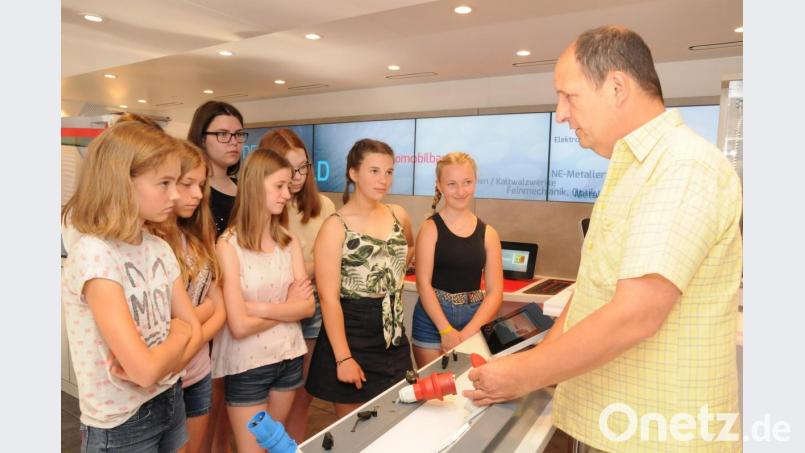 Wolf-Dieter Bieler vom E+MInfotruck prüft, ob die Mädchen die Funktionen und Bedeutungen der unterschiedlichen Stecker und Kabel kennen. Bild: bey