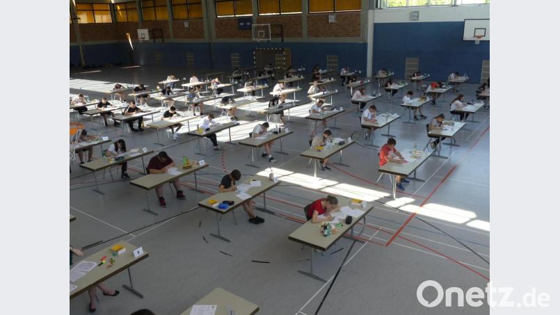 "Duden" und Getränke begleiten die Schüler bei der Abschlussprüfung im Fach Deutsch. Bild: rn