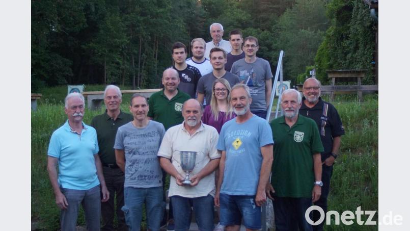 Den Wanderpokal und viele Sachpreise dazu sahnten die Schützen aus Wernberg-Köblitz ab. Auch die besten Einzelschützen freuten sich über ihre Top-Ergebnisse. Dazu gratulierten Pokalspender Arnold Kimmerl, OSB-Präsident Franz Brunner (Zweiter von links) und Schützenmeister Rudi Schreyer (Zweiter von rechts). Bild: slh