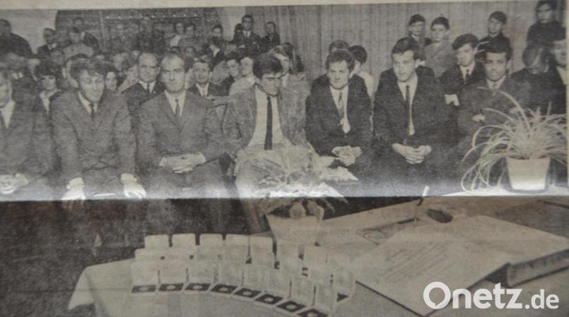 Vor den Fußballern lag das Goldene Buch und die Medaillen der Stadt Vohenstauß mit dem sie ausgezeichnet wurden. Bild: dob