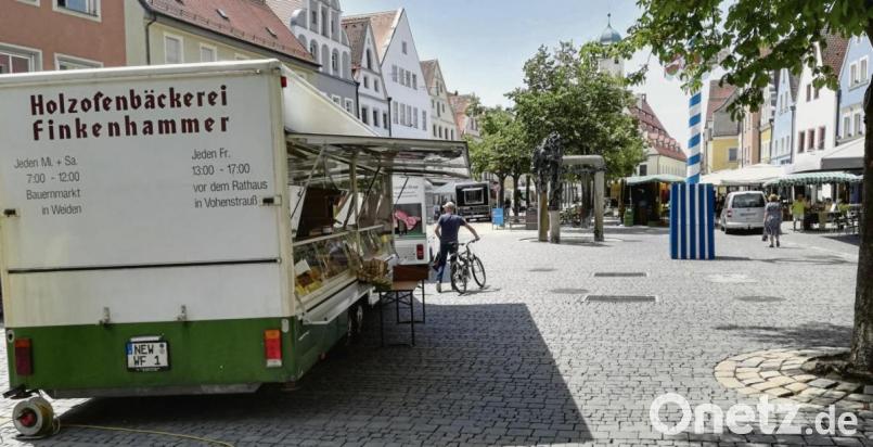 Die Hitze fegt den Unteren Markt leer. Sehr beschaulich ist es am Mittwoch auf dem Wochenmarkt. Die Leute suchen lieber im Schwimmbad Abkühlung oder bleiben zu Hause. Bild: rg