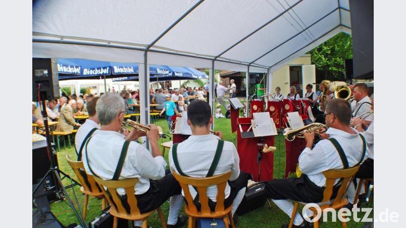 Die Blaskapelle Ernestgrün unter der musikalischen Leitung von Klaus Rustler beim Gartenfest des Musikvereins in Rothmühle Bild: exb