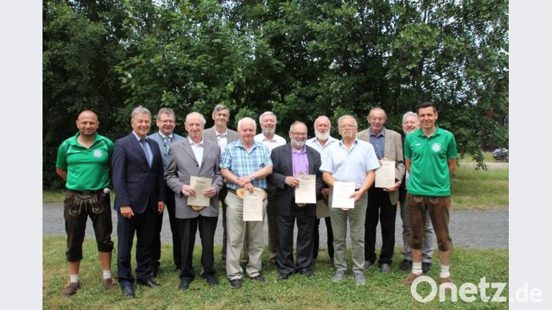 Acht jener 20 Gründungsmitglieder, die den FC Pertolzhofen vor 50 Jahren ins Leben gerufen haben, sind beim Festakt zum Jubiläum ausgezeichnet worden. Vertreter von Landkreis, Gemeinde und Fußballverband überbrachten dazu ihre Glückwünsche. Bild: frd