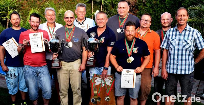 Die Schützen bekommen für ihren Erfolg Medaillen, Urkunden und Pokale (von links): Christian Schmid, Roland Scharf, Harald Bernhardt, Christoph Galla, Heiner Zimmermann, Thomas Koller, Andreas Balser, Bernhard Lippe, Michael Nickl, Michael Üblacker und Stefan Fuchs. Bild: R. Kreuzer