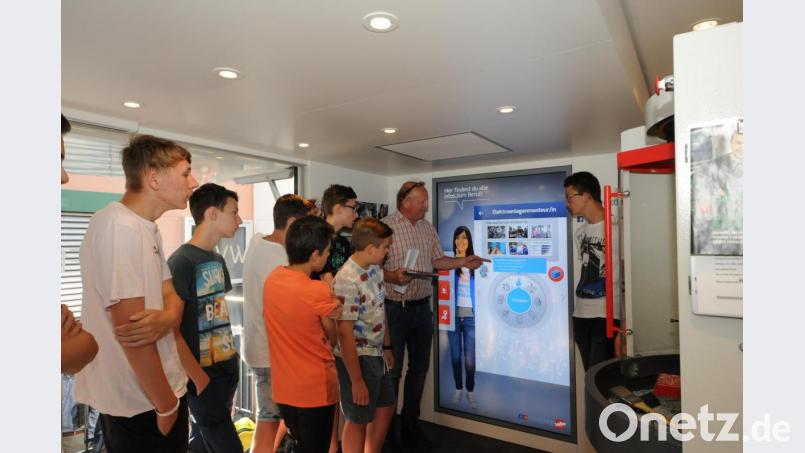 Auf dem großen Touch-Monitor lassen sich die Firmen und ihre Sitze, aber auch die Vergütungen für Lehrlinge und später als feste Mitarbeiter abfragen. Helmut Zita gibt dazu die notwendigen Hinweise. Bild: bey