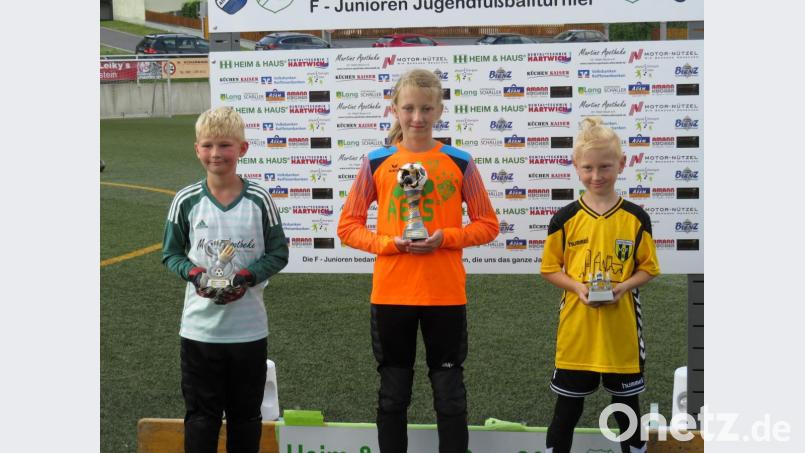 Die besten Spieler. Von links: Leon Meier (SG Parkstein/Altenstadt/WN), Charlotte Kausler (FC Vorbach) und Sam König (SpVgg Hof). Bild: adj