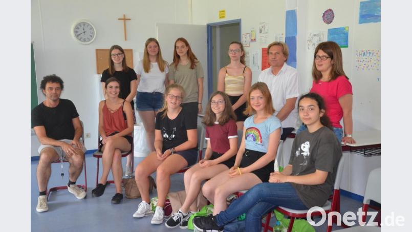 Das Team, das sich seit Montag mit dem Thema Depression beschäftigt: Schülerinnen aus den achten Klassen der Sophie-Scholl-Realschule mit Vertretern des Jugendzentrums und der AOK Weiden. Links: Sozialarbeiter und Projektleiter Jean-Francois Drozak. Bild: Kunz