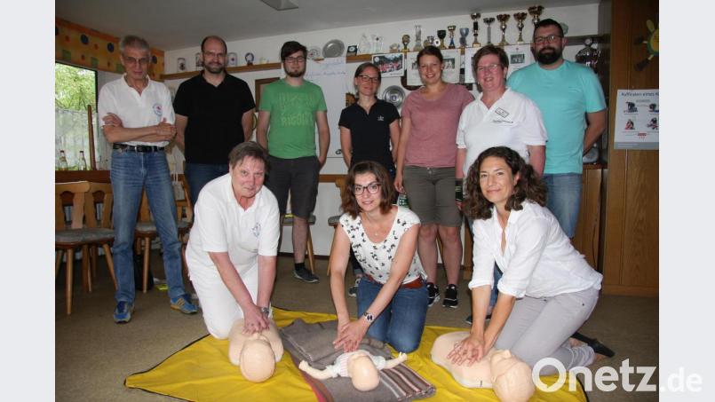 Geleitet wurde der BRK-Eltern-Kurs von Doris Gurdan aus Wiesau (stehend, Zweite von rechts). Unterstützung bekam sie von Elke Ulrich (knieend links) und Edwin Ulrich (stehend links). Den Fachvortrag gestaltete Ilona Boccali (kniend rechts). Bild: wro