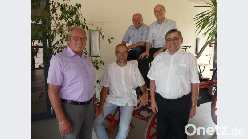 Eine hochkarätige Löschmannschaft bemächtigt sich des Löschgeräts aus dem Jahr 1894. Bild: rn