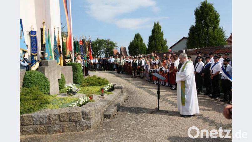 Angesichts des Aufflammens von Populismus und politischer Gewalt sei die Erinnerung an die Opfer von NS-Diktatur und Kriegen wichtiger denn je, mahnt Pfarrer Edmund Prechtl bei Gefallenengedenken und Gottesdienst zur 140-Jahr-Feier der Burkhardsreuther Soldatenkameradschaft. Bild: bjp