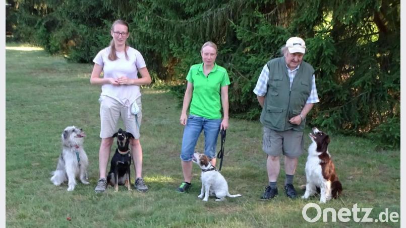 Eine Abordnung der Agility-Gruppe des Vereins Deutscher Schäferhunde mit Selina Welzl, Svea von Krieger und Günther Schenke (von links) erfreut die Delegierten mit ihren gelehrigen Hunden. Bild: Dobmeier