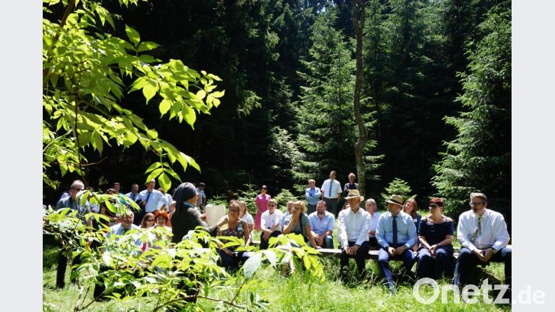 Exkursion zur Bügellohe. Erinnerungsort im zukünftigen Grünen Band. Vorne Maria Hammerer als Erzählerin. Bild: eib