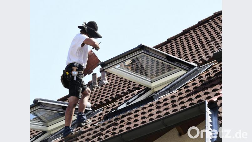Heißer Job: Dachdecker schützen sich bei tropischen Temperaturen mit Hüten. Bild: Petra Hartl