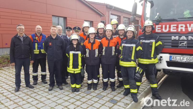Die stolzen Feuerwehrleute nach der bestandenen Prüfung mit den Schiedsrichtern und Zweitem Bürgermeister Wolfgang Rattai (links). Bild: rtw