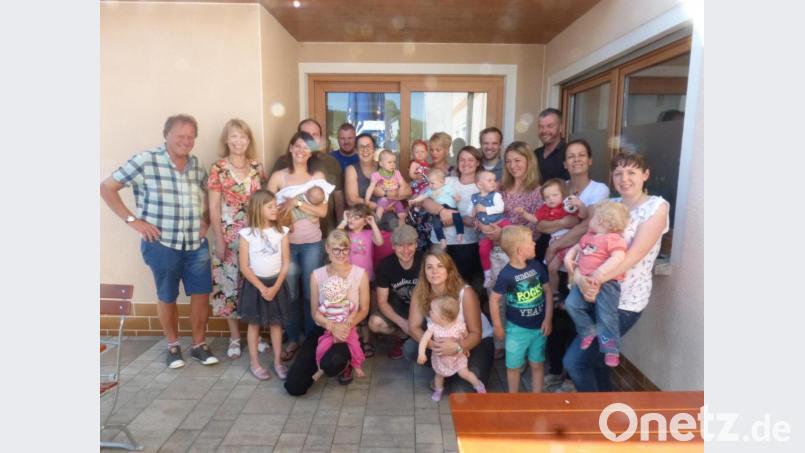 Die jungen Familien mit Bürgermeisterin Brigitte Bachmann und dem Jugendbeauftragten Richard Wagner. Bild: fm