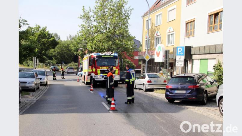 Die Feuerwehr muss die Neue Amberger Straße nach dem Unfall säubern. Bild: jma