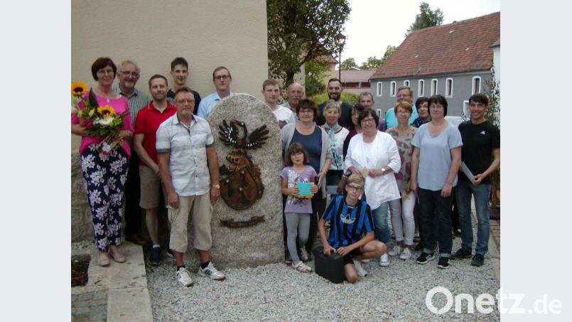 Sie sind die glücklichen Gewinner aus der Jubiläumsverlosung. Bürgermeister Rudolf Schopper (Zweiter von links) gratuliert. Bild: tok